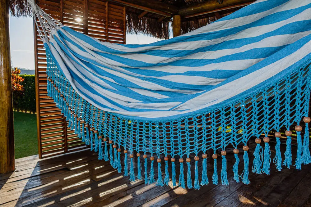 Rede Listrada com Franja em Croche Azul Claro